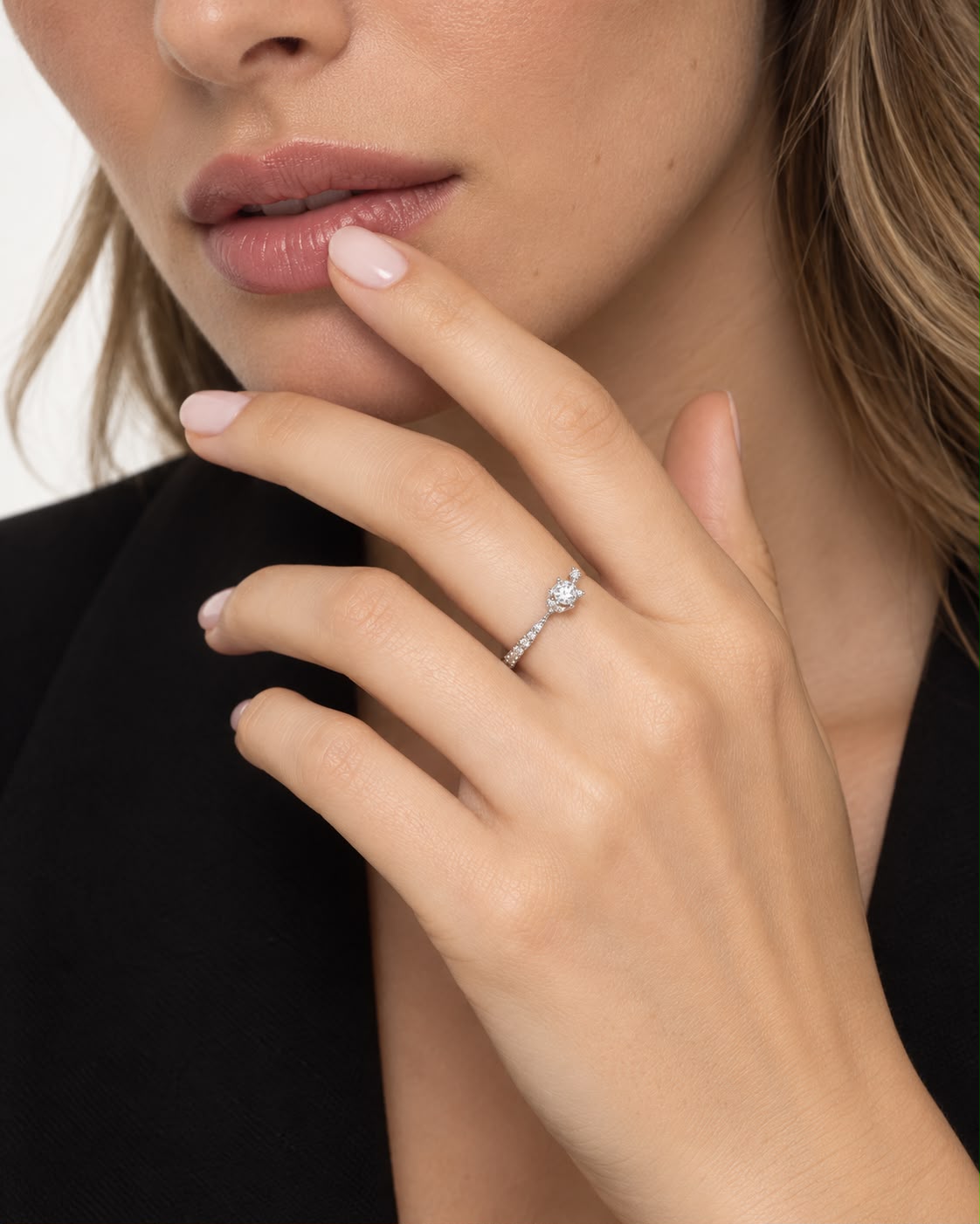 Anello Solitario Eleganza con diamanti sulla fascia in oro bianco 18kt