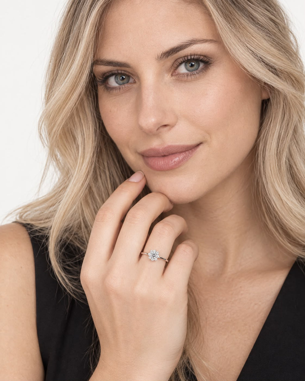 Anello Fiore in oro bianco 18k con diamanti naturali