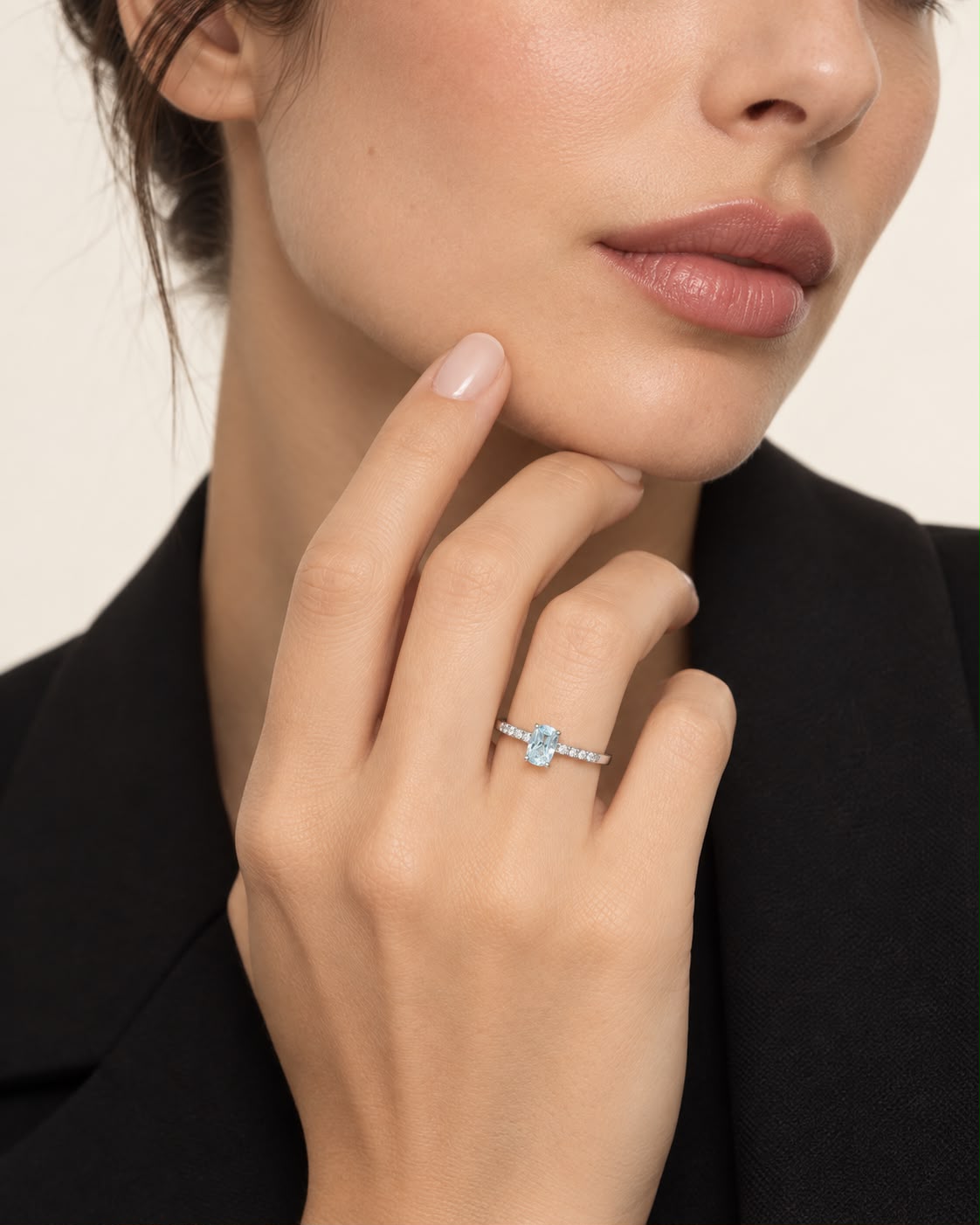 Anello Blues con acquamarina ovale e diamanti in oro 18k