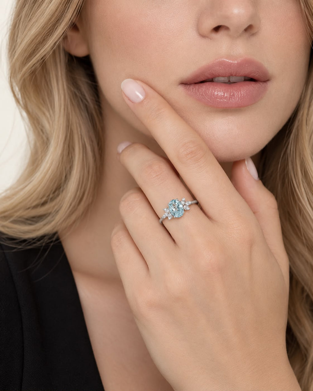 Anello Lux acquamarina ovale e diamanti laterali in oro 18k