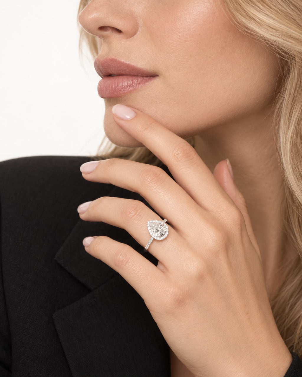 Anello Meraviglia con diamante taglio goccia in oro bianco 18k