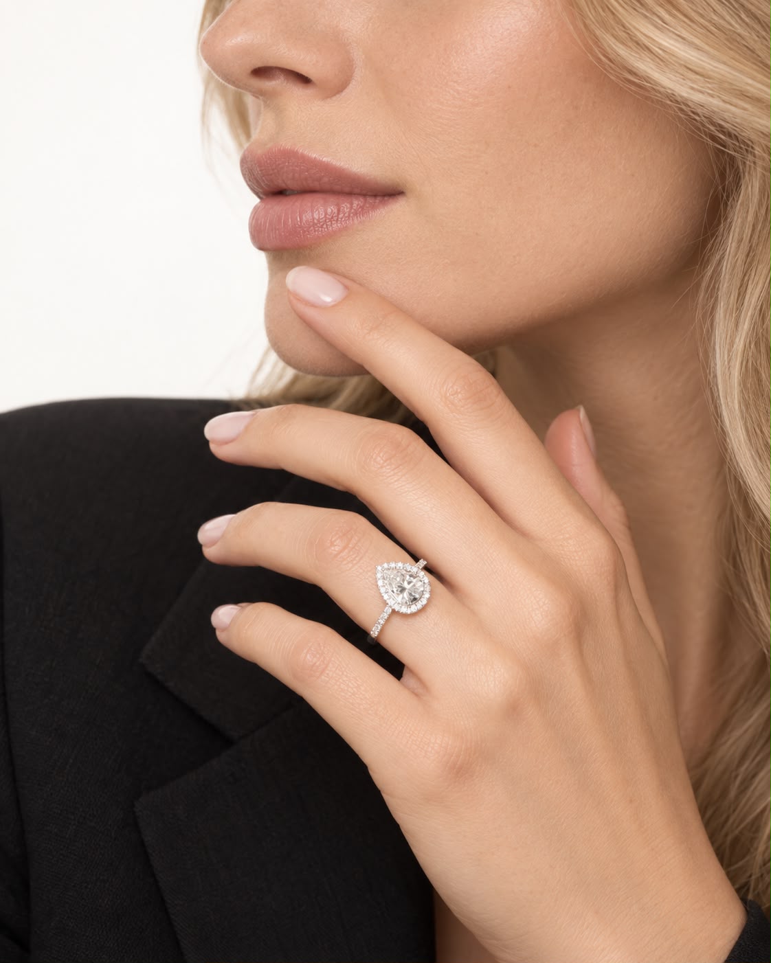 Anello Meraviglia con diamante taglio goccia in oro bianco 18k