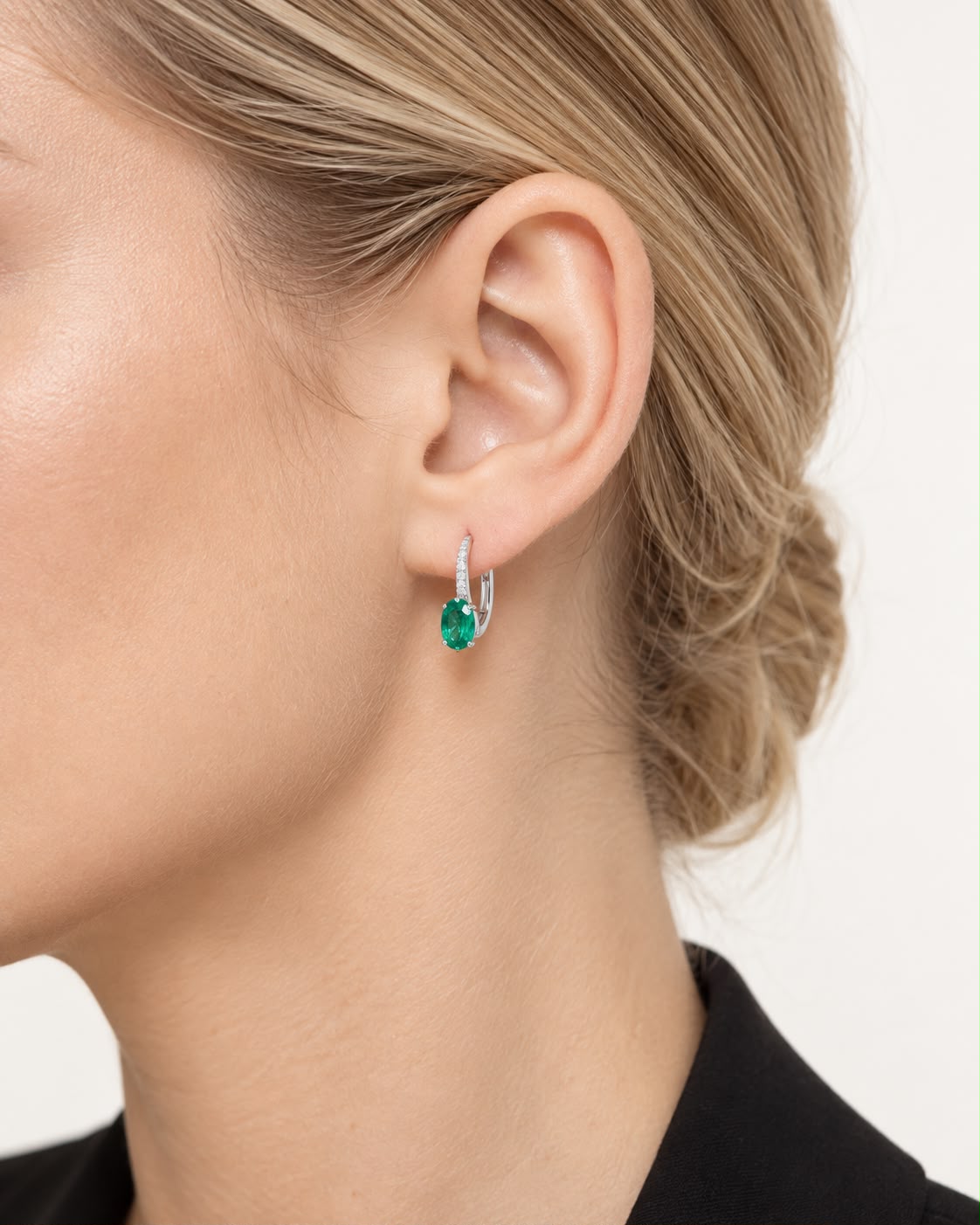 Orecchini pendenti in oro bianco 18k con smeraldi ovali e diamanti