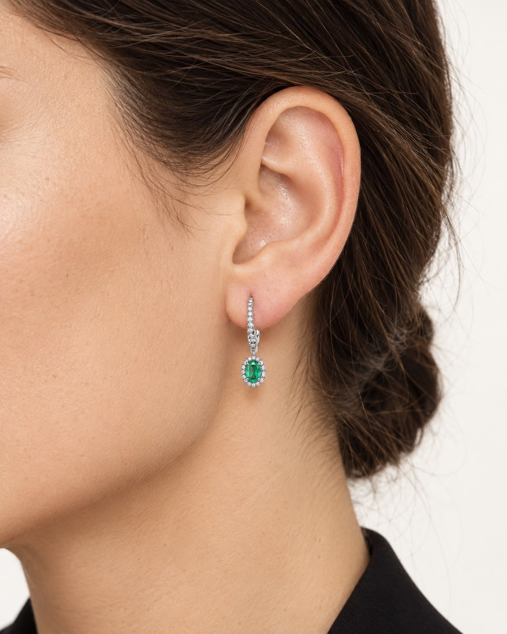 Orecchini in oro bianco 18k con pendenti di smeraldi