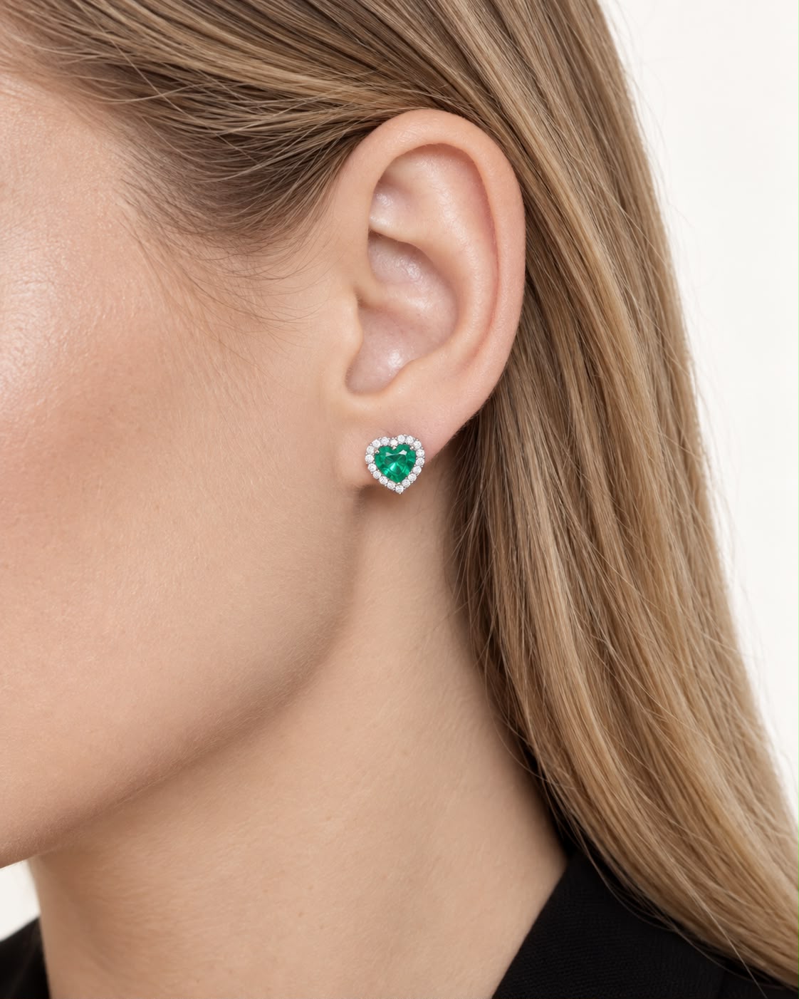 Orecchini in oro bianco 18k con smeraldi taglio cuore e diamanti