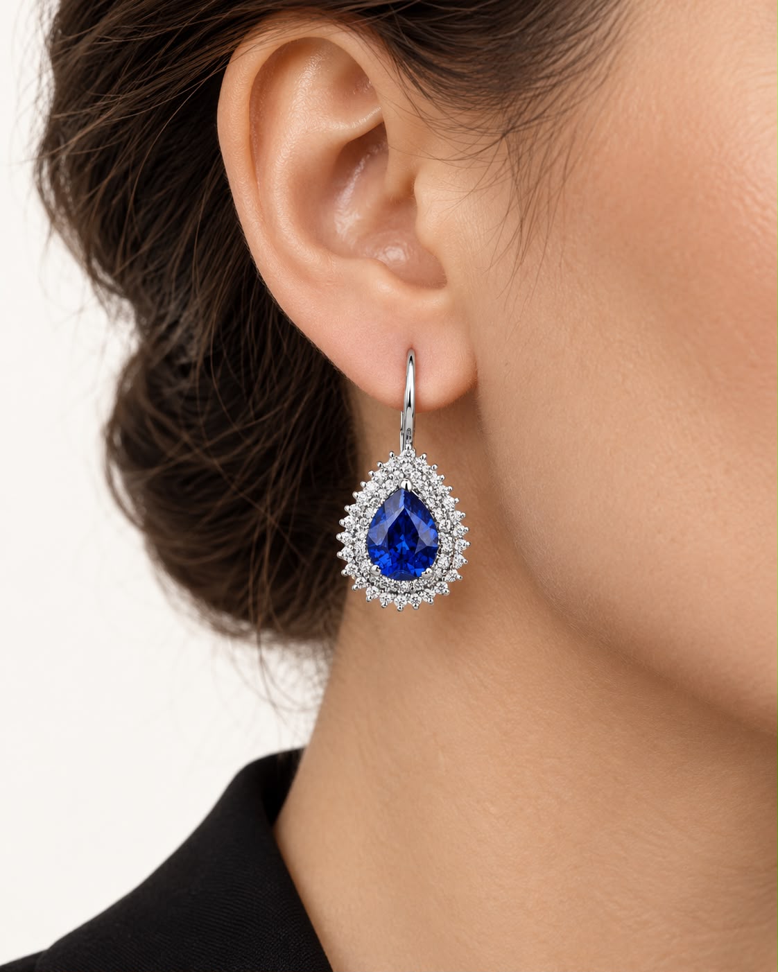 Orecchini in oro bianco con zaffiri blu e diamanti a goccia