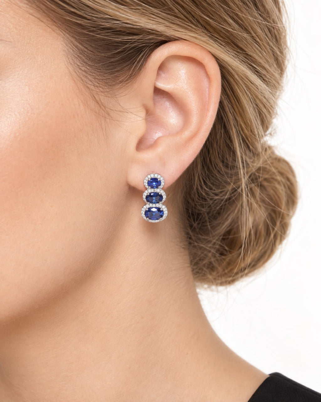 Orecchini Trilogy in oro bianco 18k con zaffiri ovali e diamanti