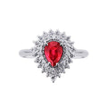 Anello Kate in oro bianco 18k con rubino a goccia e diamanti.