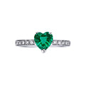 Anello Heart in oro bianco 18k con smeraldo a cuore e diamanti.